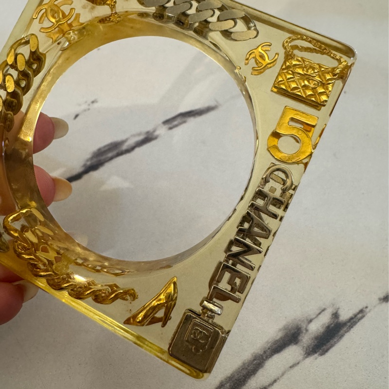 chanel金色壓克力方形經典logo手環-16