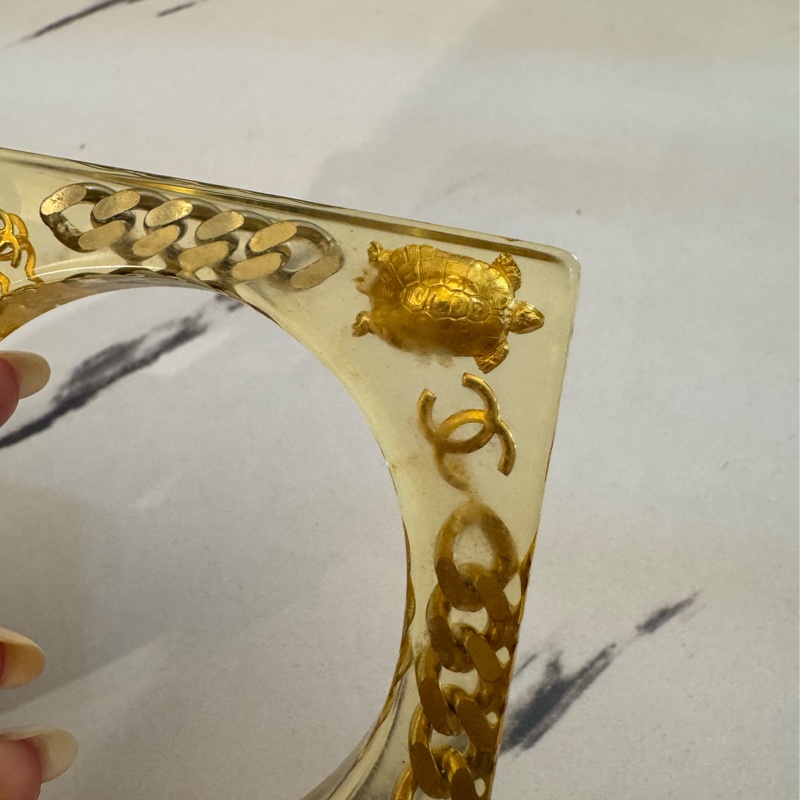 chanel金色壓克力方形經典logo手環-18