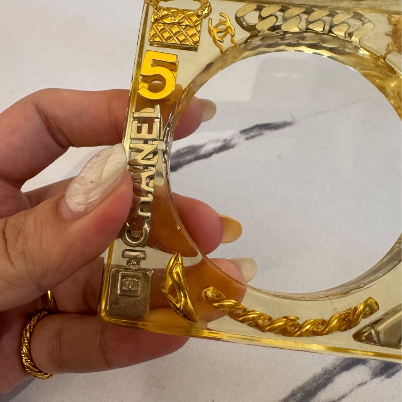 chanel金色壓克力方形經典logo手環-21