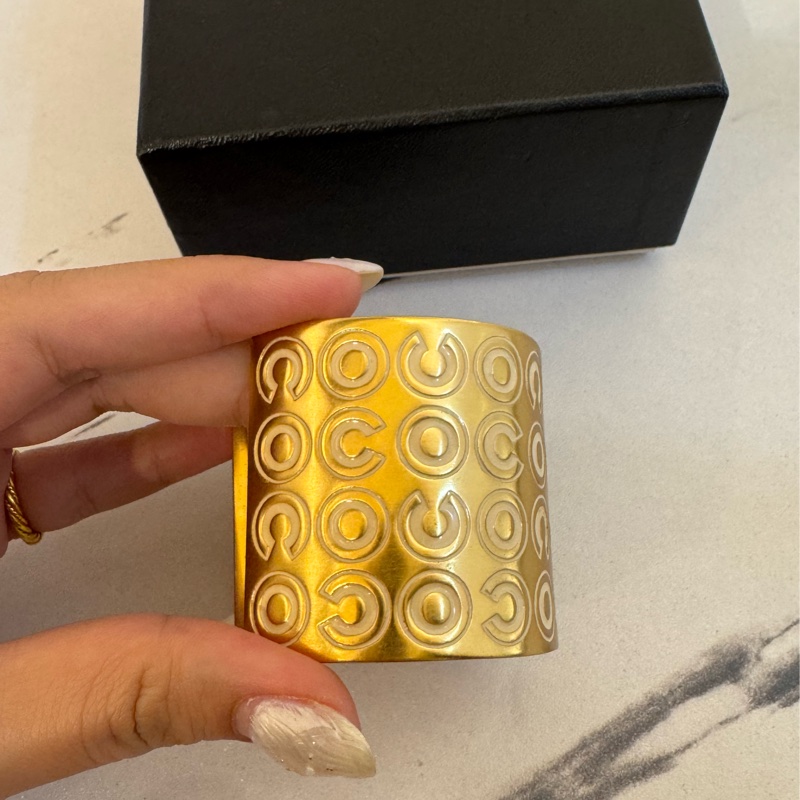 chanel金色白字coco手環-1