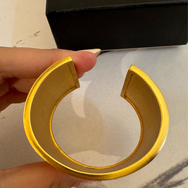 chanel金色白字coco手環-4