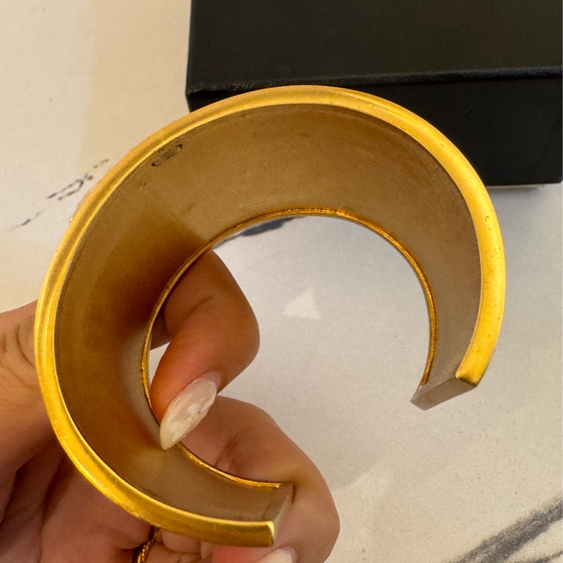 chanel金色白字coco手環-5