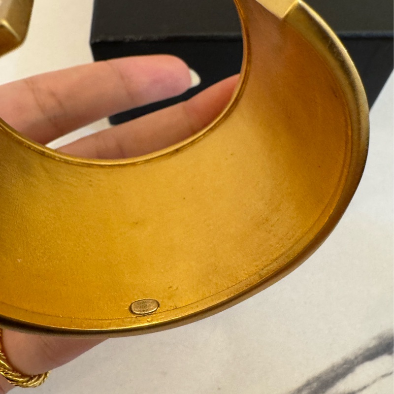 chanel金色白字coco手環-7
