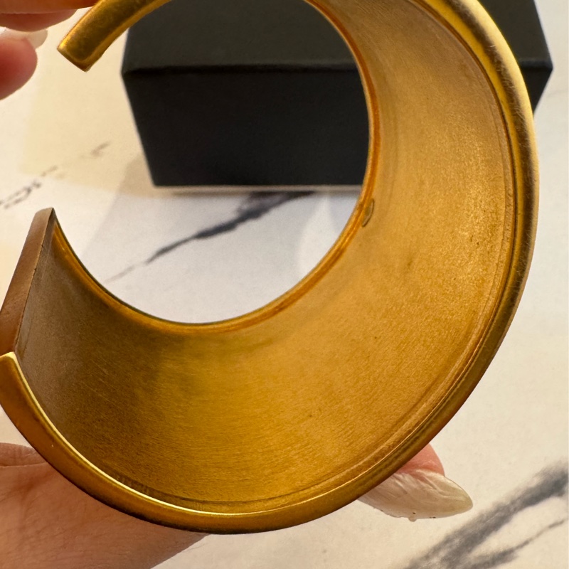 chanel金色白字coco手環-11