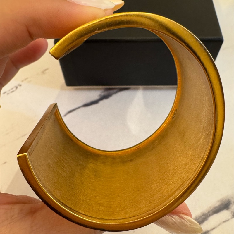 chanel金色白字coco手環-13