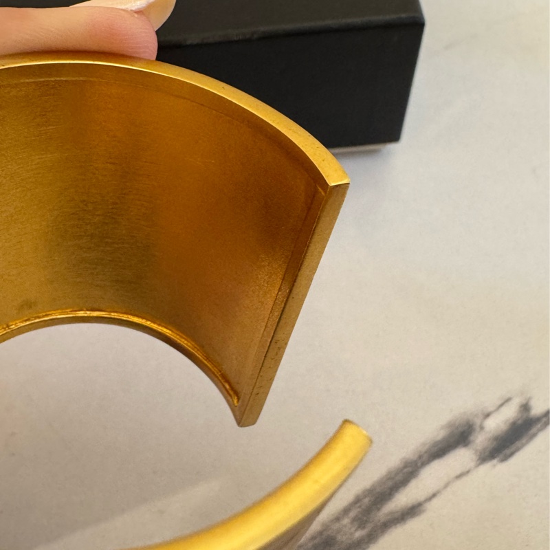 chanel金色白字coco手環-15