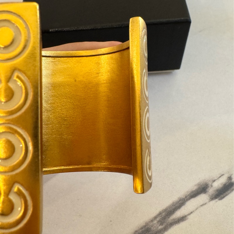 chanel金色白字coco手環-16