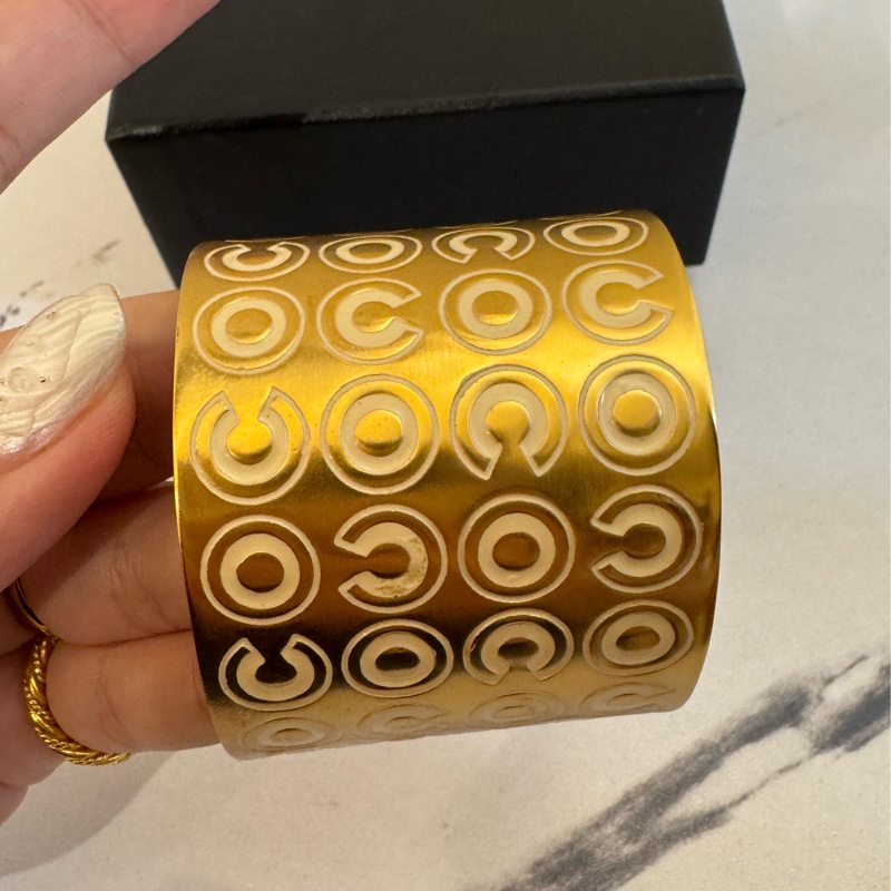 chanel金色白字coco手環-21