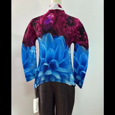 Pleats Pleasa 系列紫色藍色花卉褶皺上衣