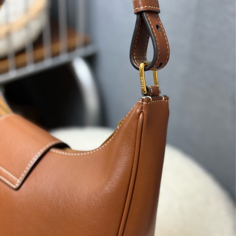 Lisa同款🤎Celine 新款焦糖凱旋門腋下 Ava單肩包-11