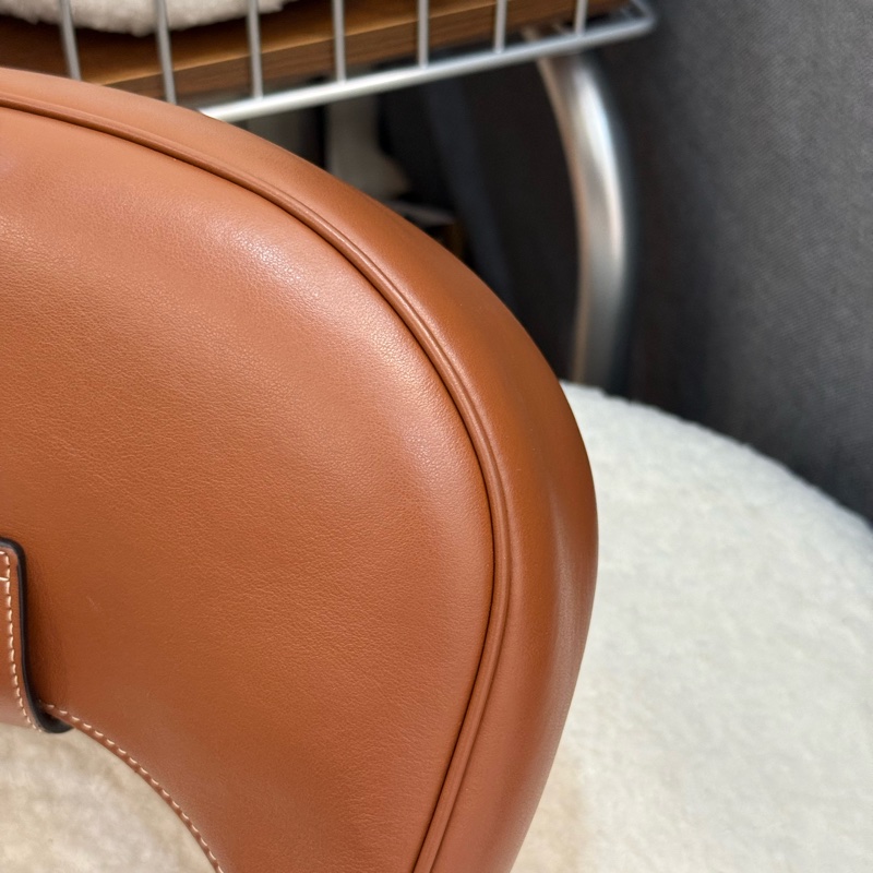 Lisa同款🤎Celine 新款焦糖凱旋門腋下 Ava單肩包-17