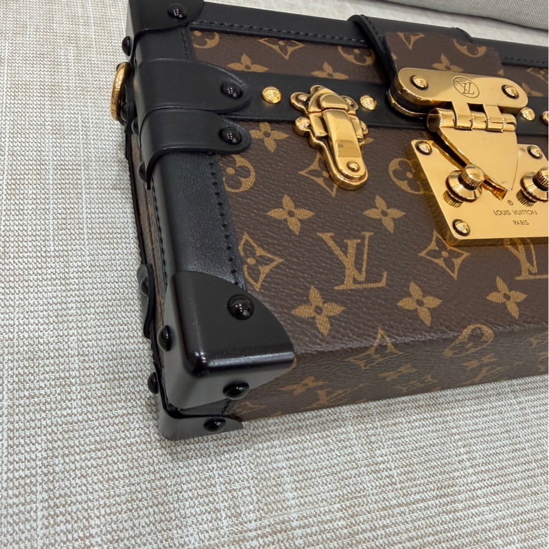 LV老花限量Petite Malle硬盒子 斜背包-8