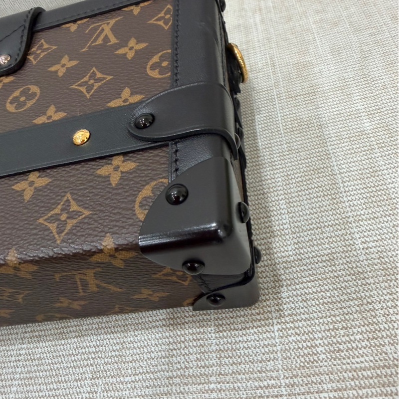 LV老花限量Petite Malle硬盒子 斜背包-9