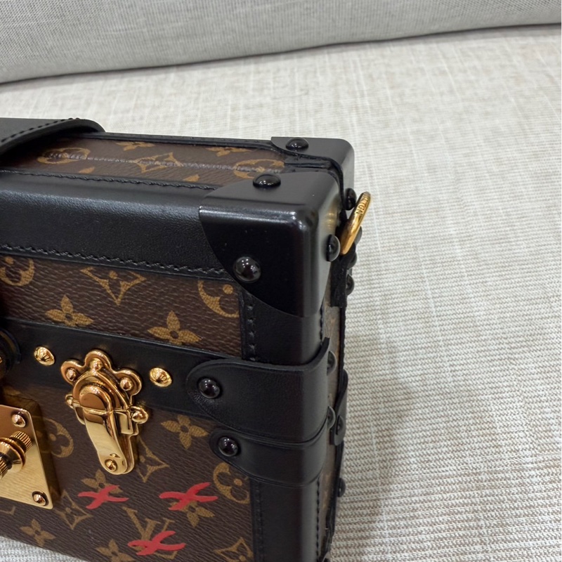 LV老花限量Petite Malle硬盒子 斜背包-13