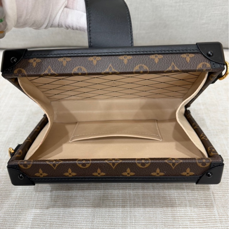 LV老花限量Petite Malle硬盒子 斜背包-21