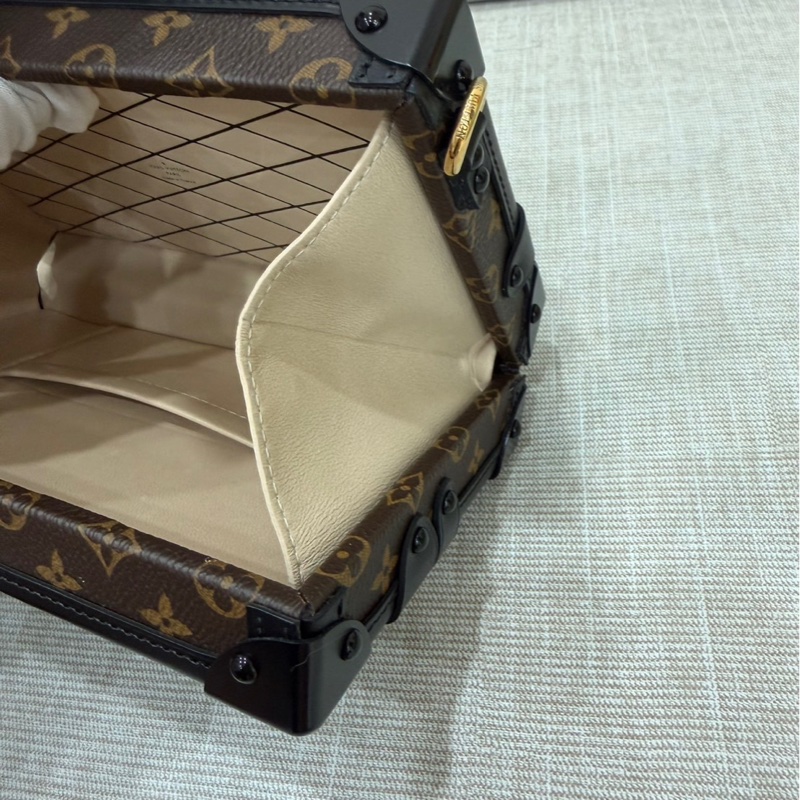 LV老花限量Petite Malle硬盒子 斜背包-22
