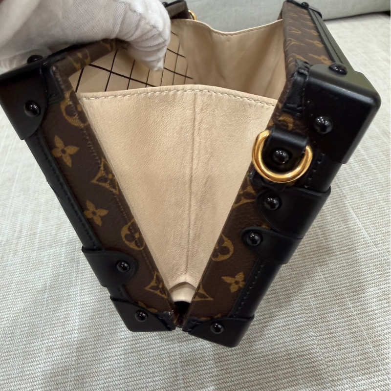 LV老花限量Petite Malle硬盒子 斜背包-23