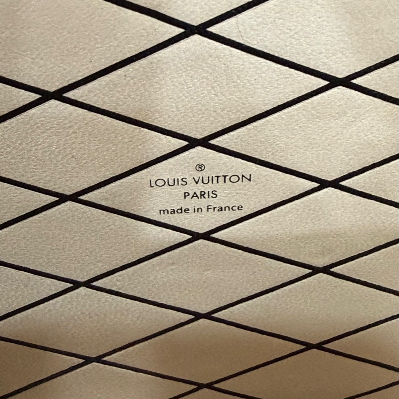 LV老花限量Petite Malle硬盒子 斜背包-24