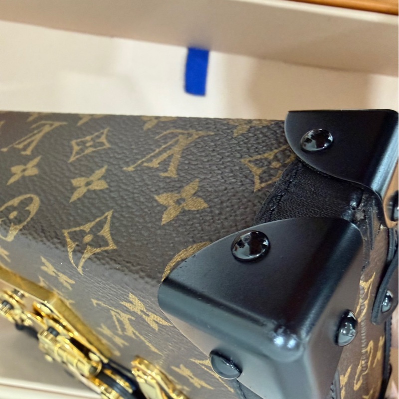 LV老花限量Petite Malle硬盒子 斜背包-38