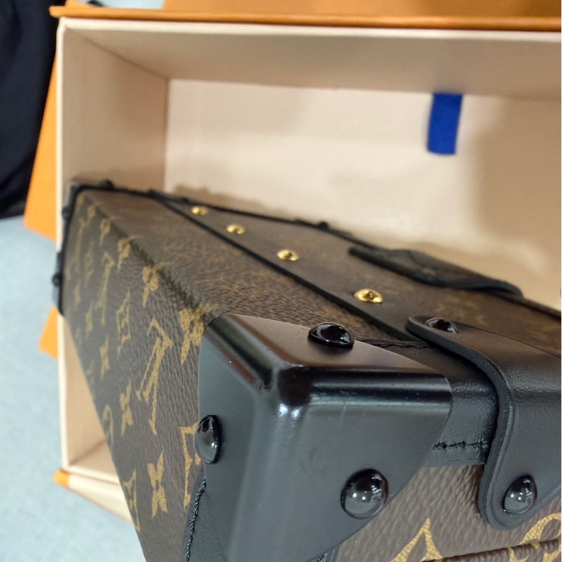 LV老花限量Petite Malle硬盒子 斜背包-39