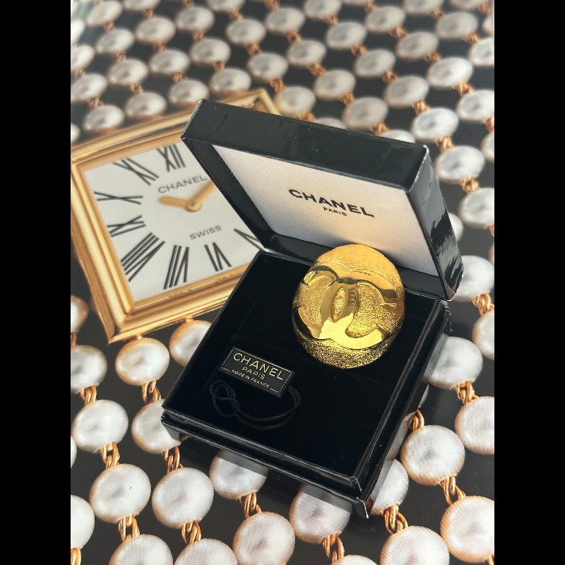 Chanel CC 浮雕胸針-6