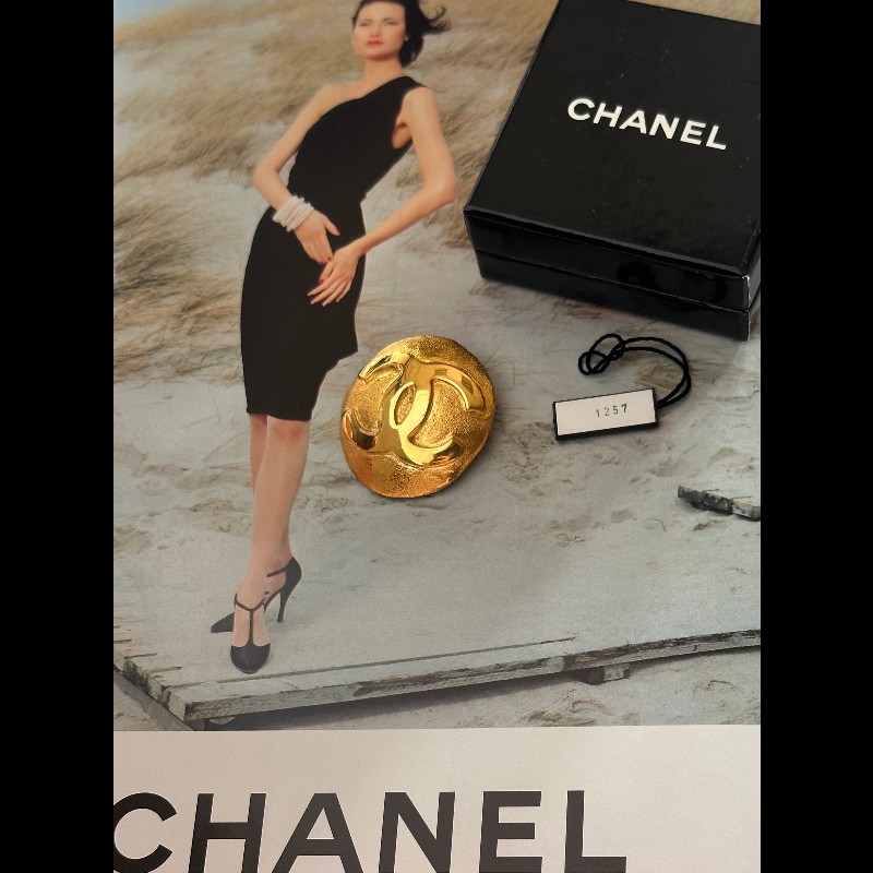 Chanel CC 浮雕胸針-7
