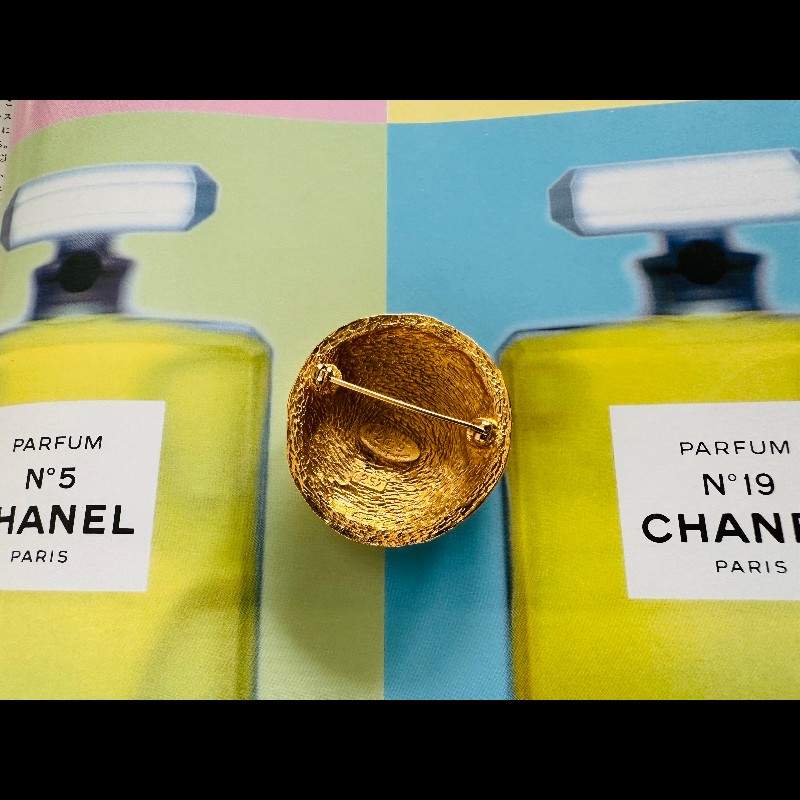 Chanel CC 浮雕胸針-8