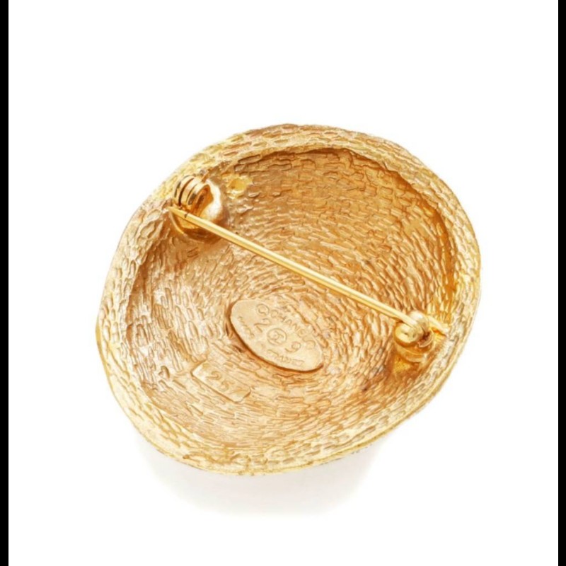 Chanel CC 浮雕胸針-11