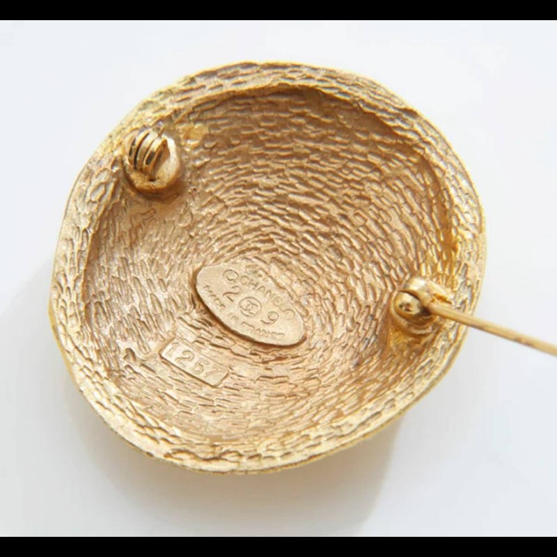 Chanel CC 浮雕胸針-13