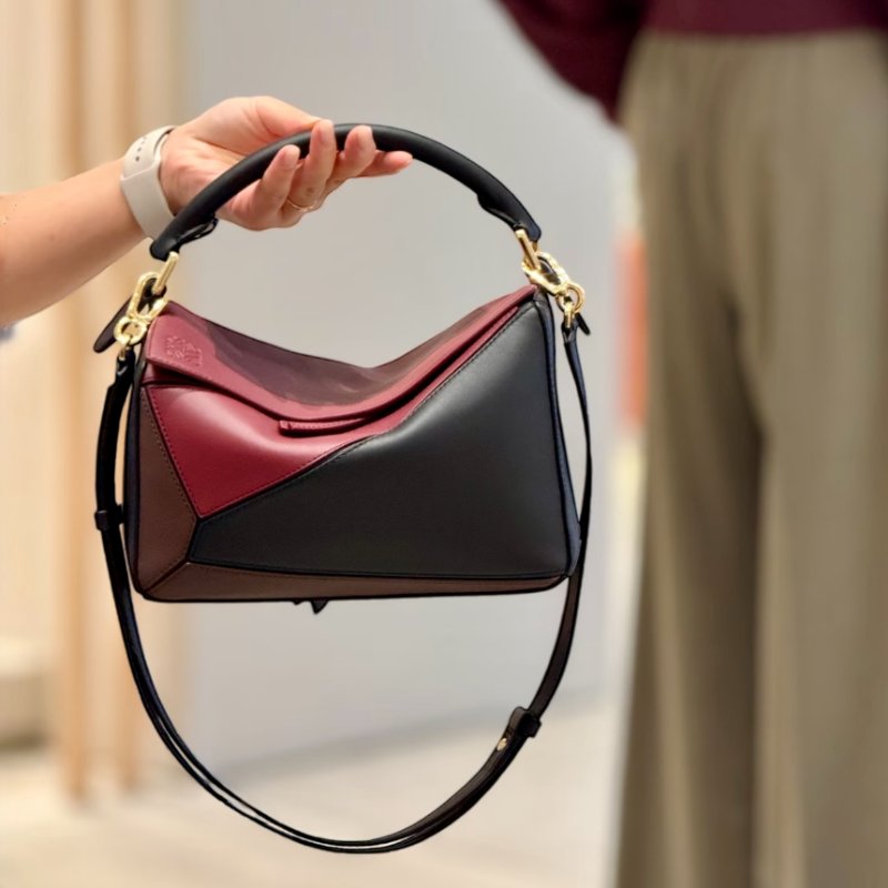 🎉新品好折扣✨Loewe Nappa 小牛皮小款 拚色Puzzle 包 黑酒紅色-3