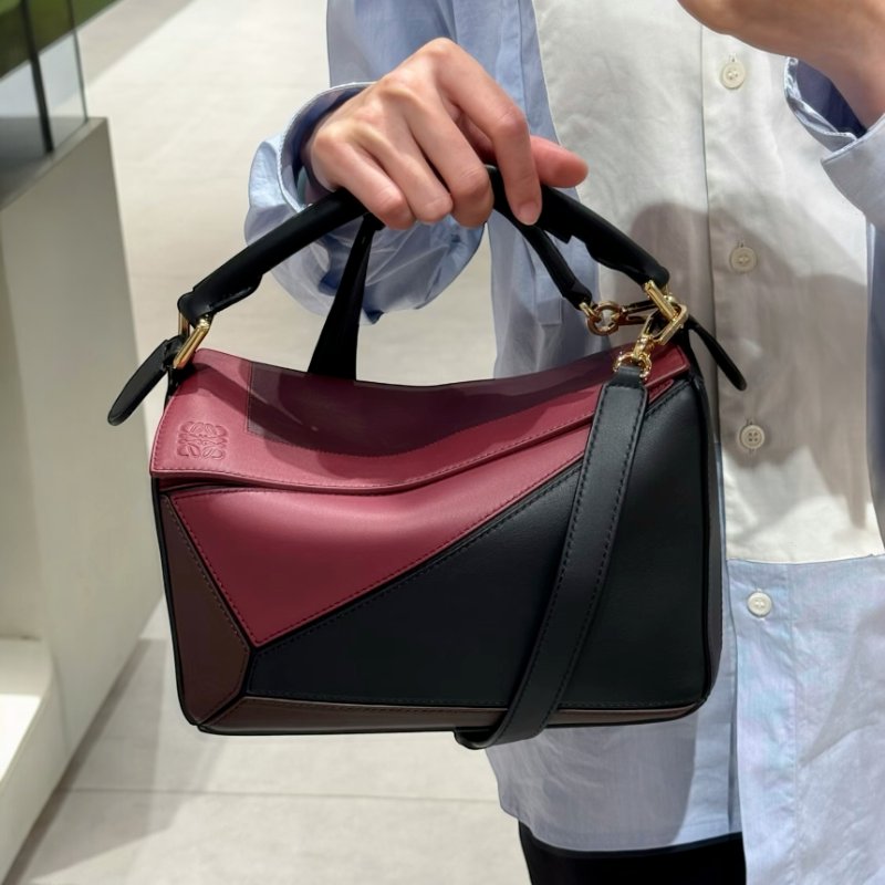 🎉新品好折扣✨Loewe Nappa 小牛皮小款 拚色Puzzle 包 黑酒紅色-7