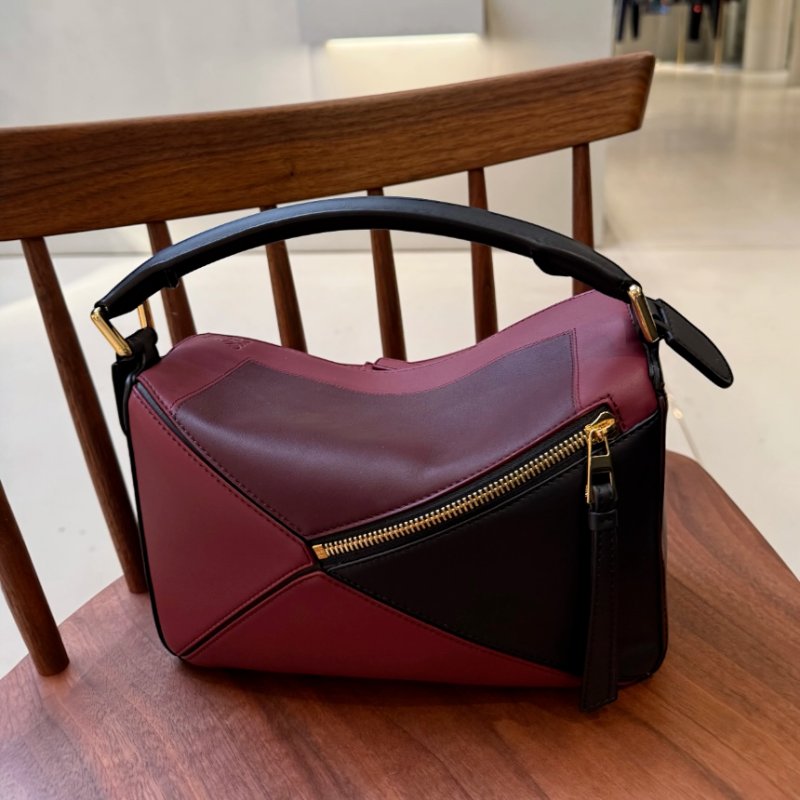 🎉新品好折扣✨Loewe Nappa 小牛皮小款 拚色Puzzle 包 黑酒紅色-8