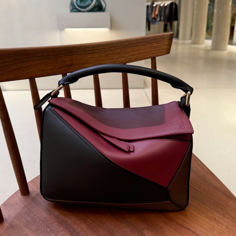 🎉新品好折扣✨Loewe Nappa 小牛皮小款 拚色Puzzle 包 黑酒紅色-10