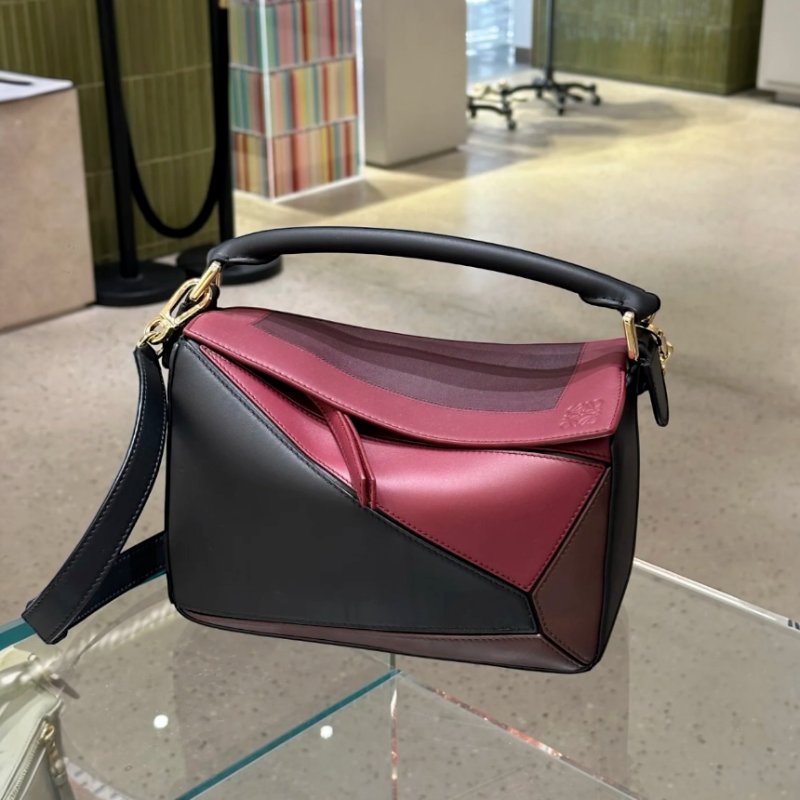 🎉新品好折扣✨Loewe Nappa 小牛皮小款 拚色Puzzle 包 黑酒紅色-11
