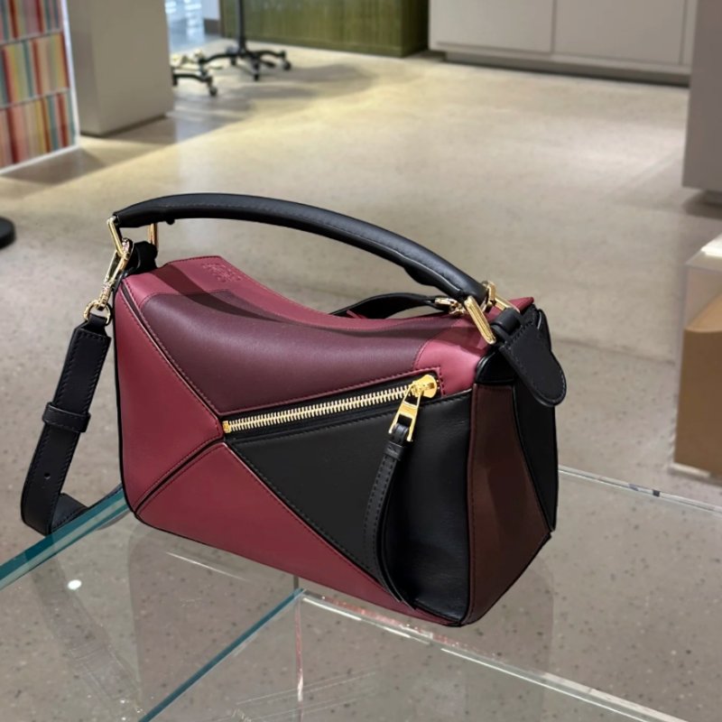 🎉新品好折扣✨Loewe Nappa 小牛皮小款 拚色Puzzle 包 黑酒紅色-12