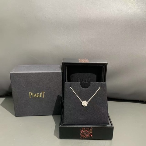 伯爵PIAGET ROSE滿鑽玫瑰18K白金項鍊，2022 年購入