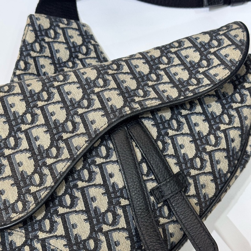 Dior 老花刺繡馬鞍胸包 尺寸約26*18  20年編碼。-3
