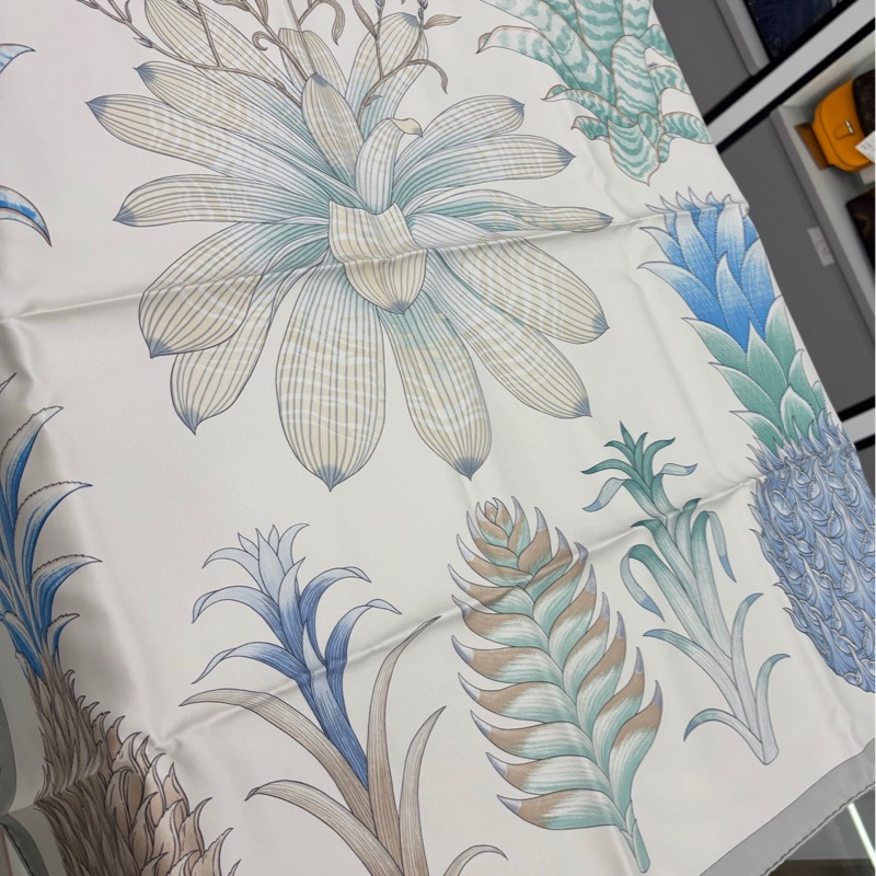 Hermes 絲巾 “鳳梨科圖錄”真絲花紋 灰色 90*90 全新帶盒-3
