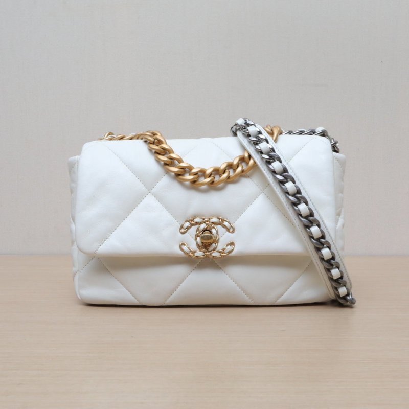 CHANEL 19BAG口蓋包小號26白色羊皮晶片開金銀扣肩背包-1