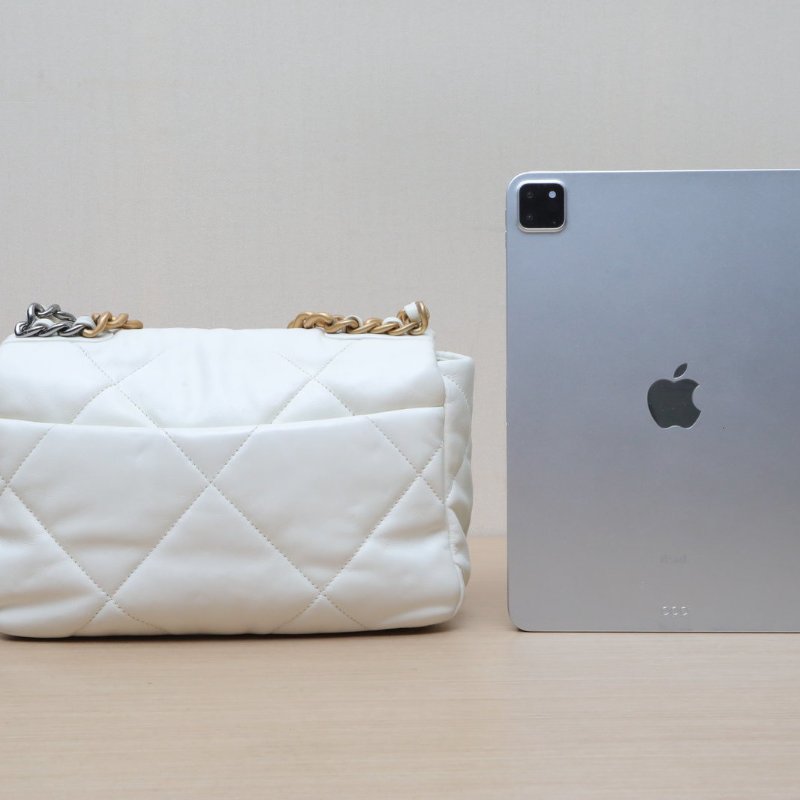 CHANEL 19BAG口蓋包小號26白色羊皮晶片開金銀扣肩背包-4