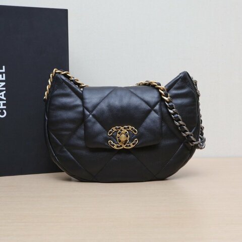 CHANEL 黑色羊皮晶片開金銀扣24C19BagHobo腋下包肩背包