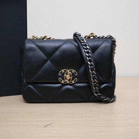 CHANEL 19BAG口蓋包小號26黑色羊皮晶片開金銀扣肩背包