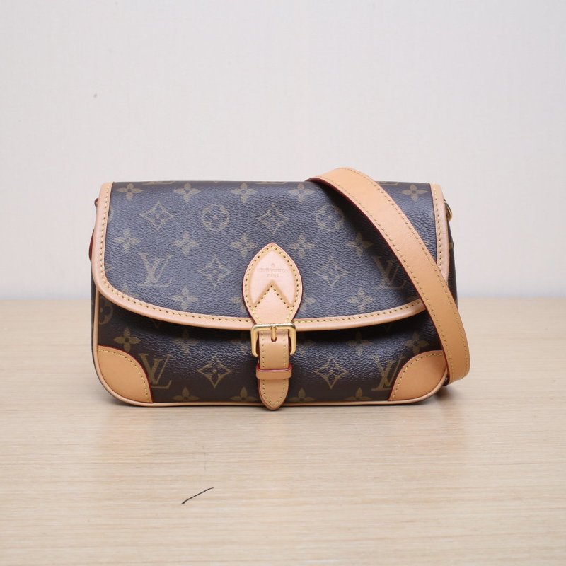 LOUIS VUITTON Diane法棍包24可拆卸黑紫寬肩帶老花PVC晶片肩背包-1