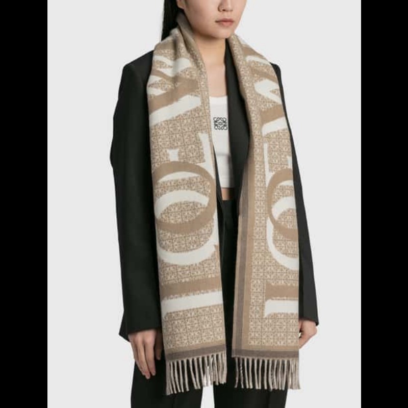 全新 LOEWE 羅意威 杏色深淺雙面圍巾 頸巾
Scarf F606257X51-5