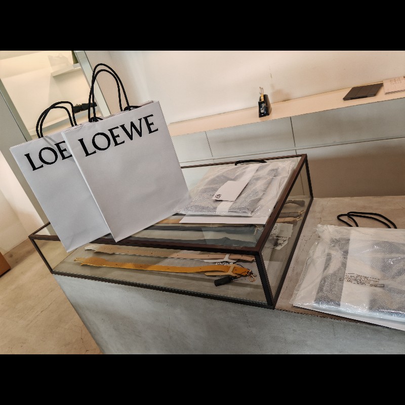 全新 LOEWE 羅意威 杏色深淺雙面圍巾 頸巾
Scarf F606257X51-8