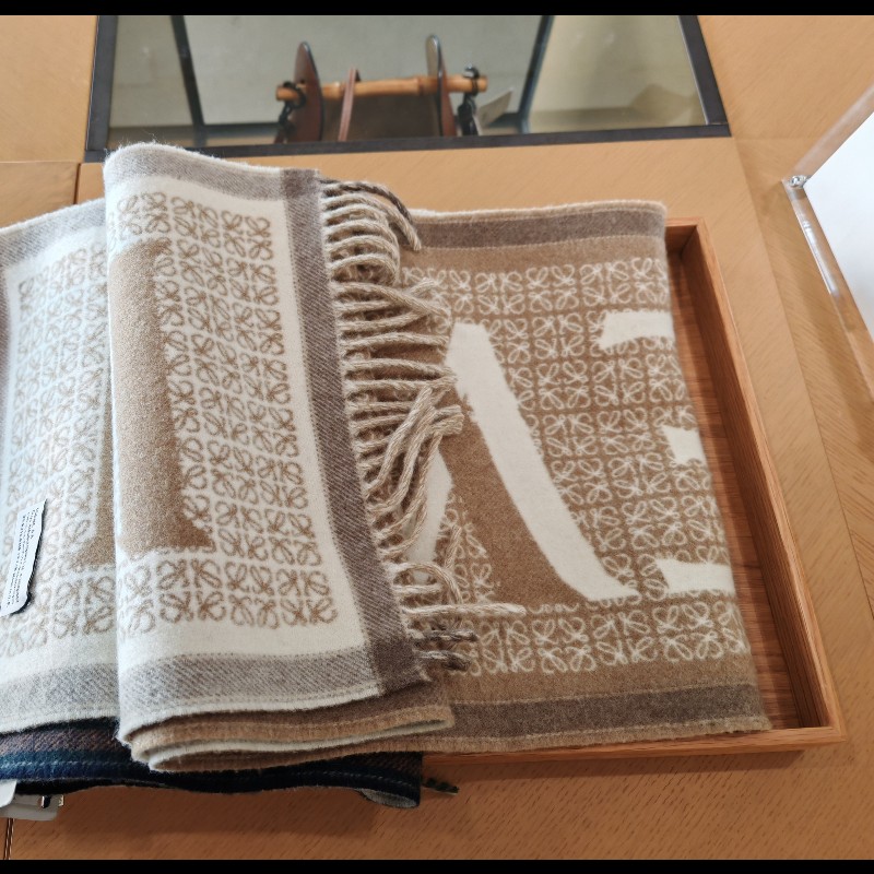 全新 LOEWE 羅意威 杏色深淺雙面圍巾 頸巾
Scarf F606257X51-6