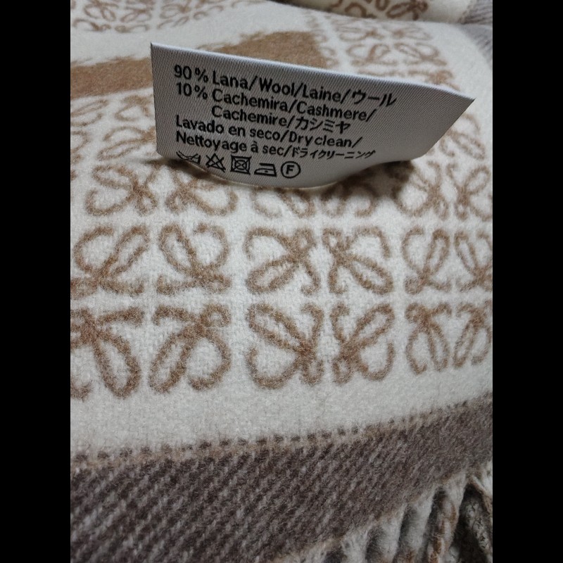 全新 LOEWE 羅意威 杏色深淺雙面圍巾 頸巾
Scarf F606257X51-8