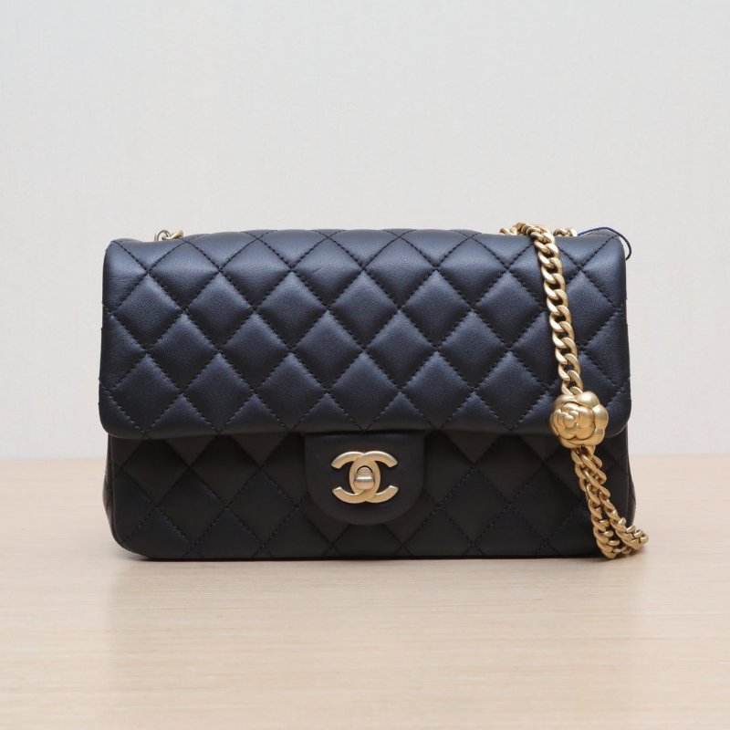 CHANEL 23SCF口蓋包小號23.5黑色羊皮晶片開金扣山茶花調節扣肩帶肩背包-1