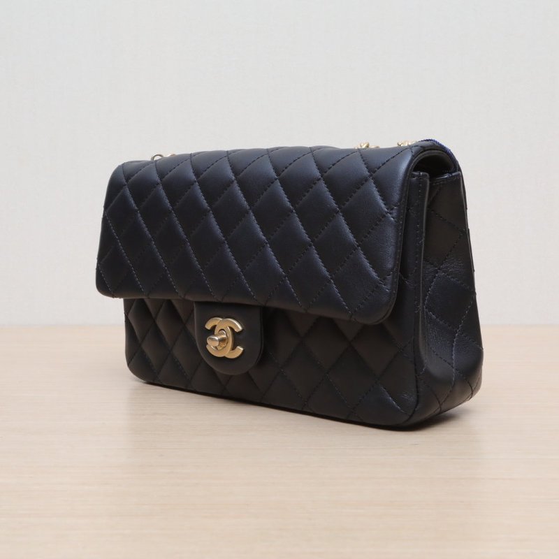 CHANEL 23SCF口蓋包小號23.5黑色羊皮晶片開金扣山茶花調節扣肩帶肩背包-3