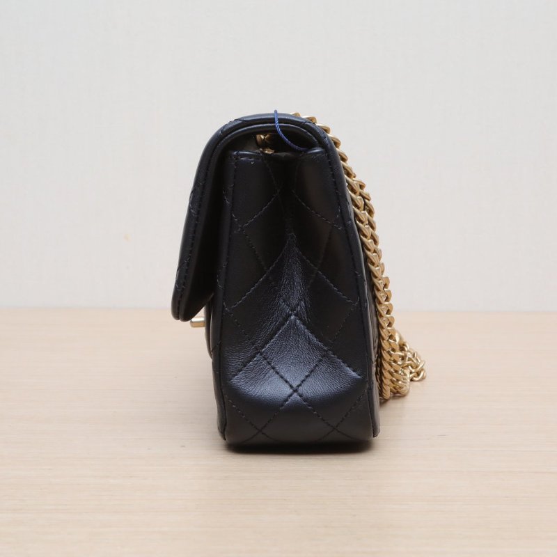 CHANEL 23SCF口蓋包小號23.5黑色羊皮晶片開金扣山茶花調節扣肩帶肩背包-4